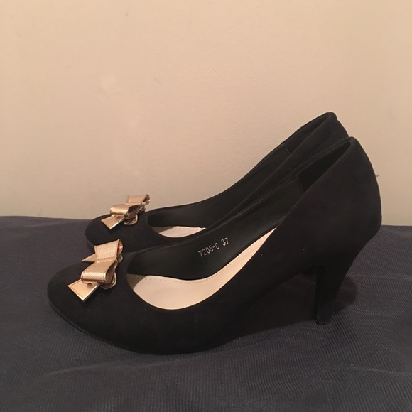 Black Heels with Gold Bow - Picture 2 of 4